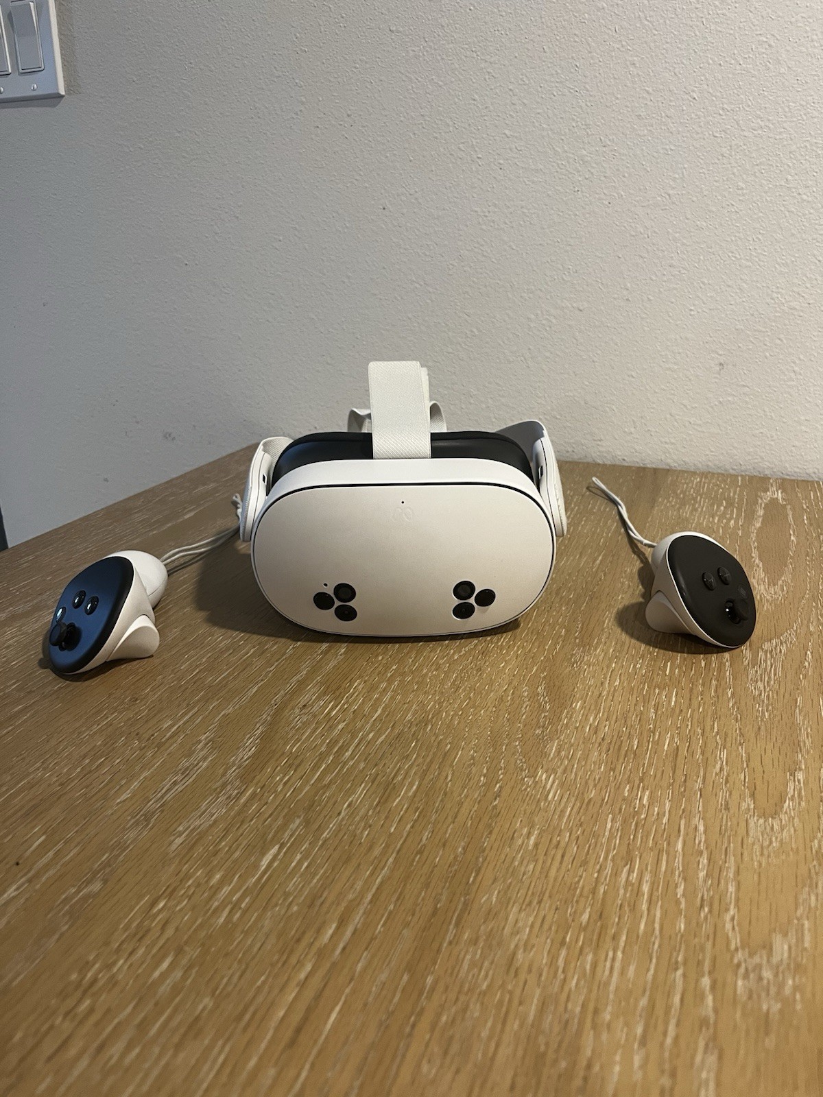 Meta Quest 3s Standalone VR Headset White w/ Touch Controllers