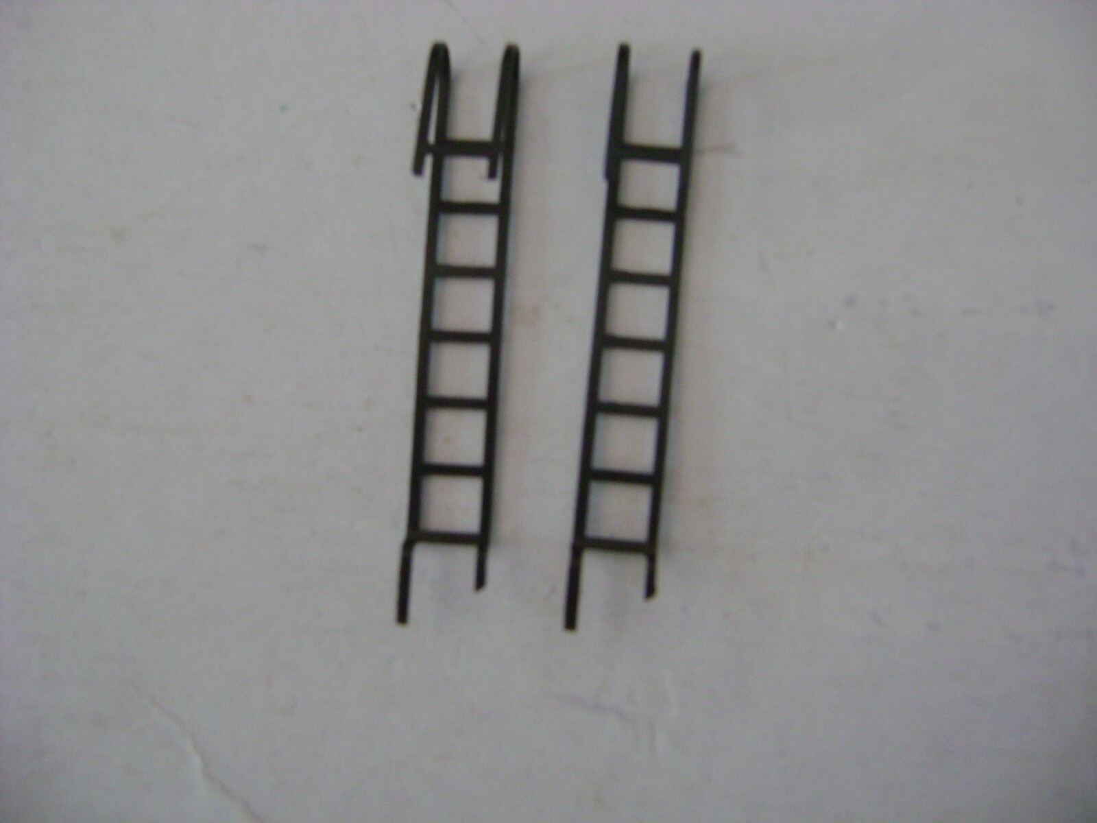 Lionel 6517 Black Metal Ladders, (pkg. of 2)