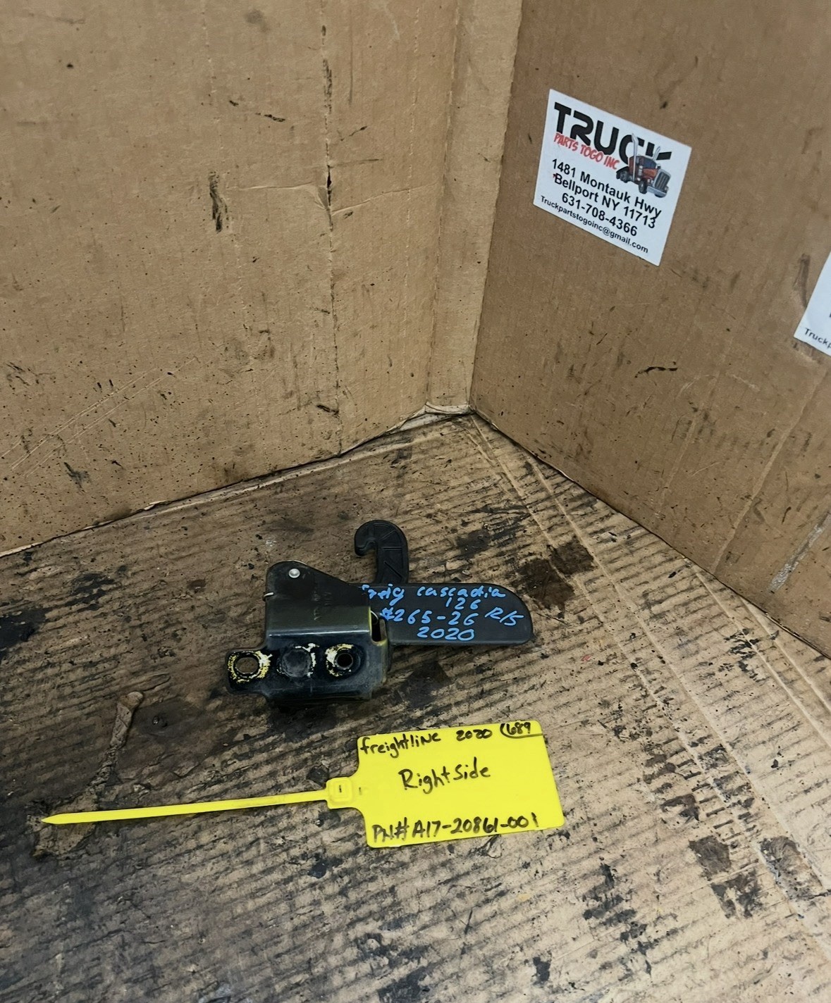 FREIGHTLINER CASCADIA SIDE FAIRING LATCH RIGHT SIDE USED P/N A17-20861-001