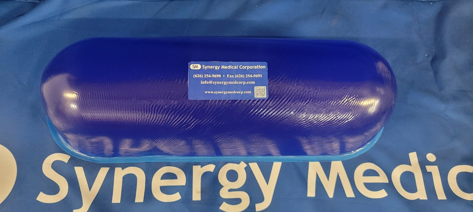 Flat Bottom Chest Roll, Blue Diamond Gel (20"L x 7" W x 6"H)