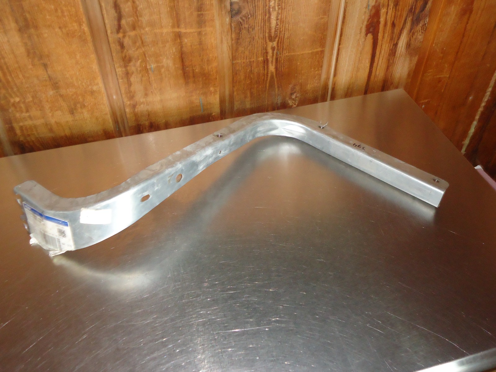 New NOS Ford Front Fender Brace Bracket F81Z-16E013-AA 2005-2015 F-650 F-750