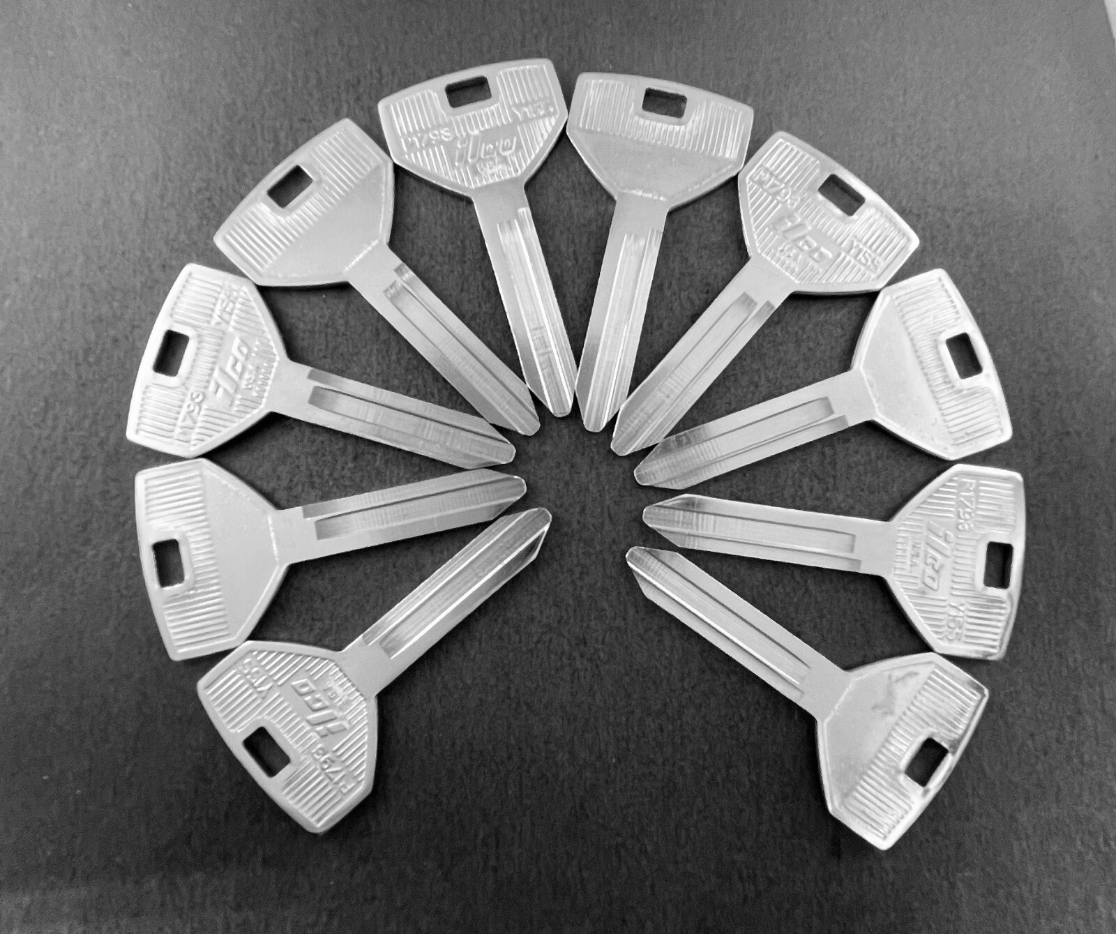 Lots of Y155 P1793 CHR-10E Type Key Blanks for Chrysler