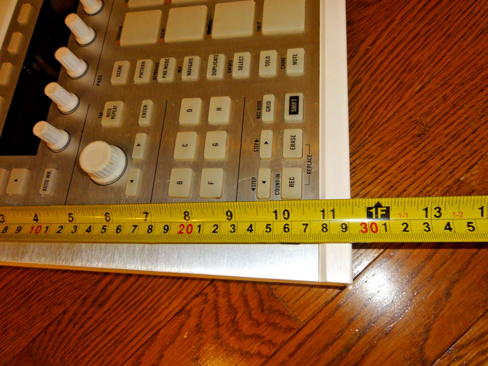 Native Instruments MASCHINE MK2 White – Powers On – No Software for Full Test