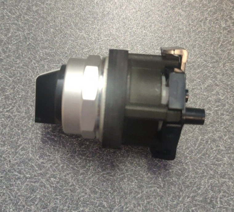 HT8JBH1D Eaton SS, 30mm, 3-pos, maintained, operator only New