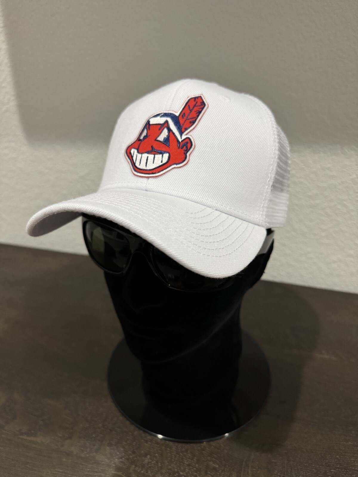 CLASSIC THROWBACK RETRO TRIBE CHIEF WAHOO LOGO ADJUSTABLE WHITE TRUCKER HAT CAP