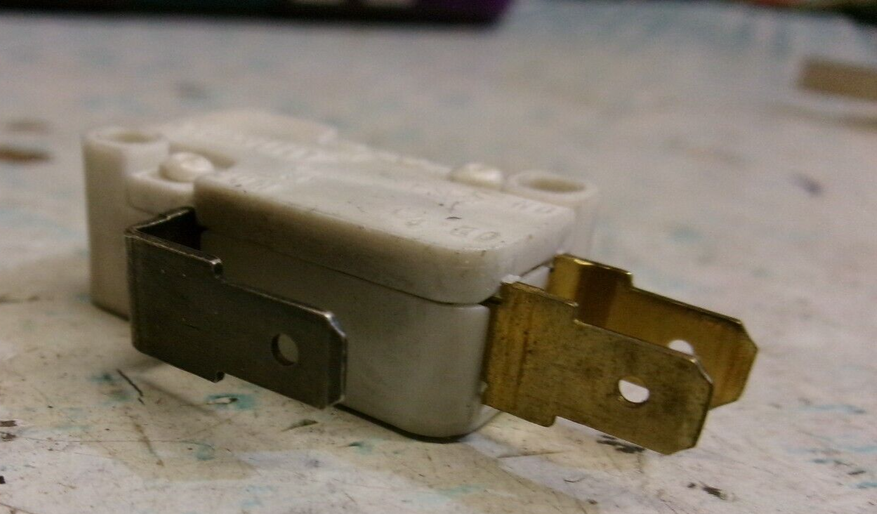 ZF FRIEDRICHSHAFEN D44LR1LD CHERRY ELECTRIC MICROSWITCH 10A 1/2HP 125/25 (BIN22)