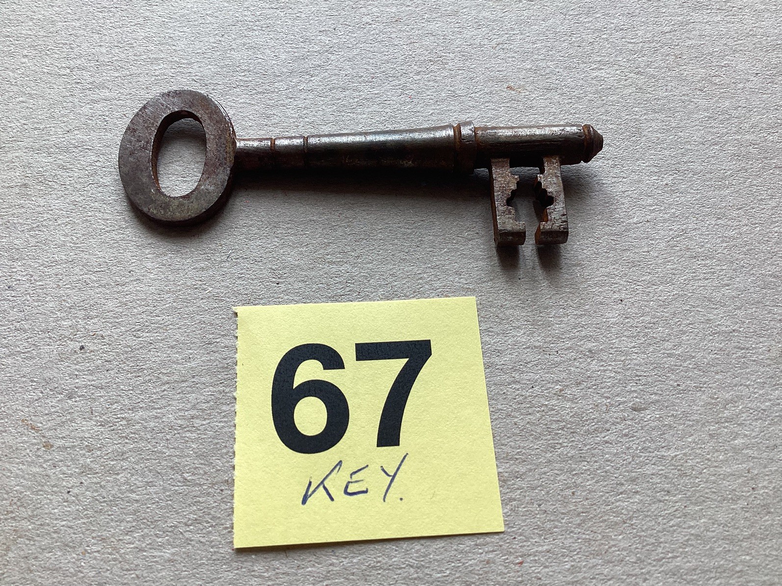 ANTIQUE / EDWARDIAN IRON LOCKING KEY WITH DISTINCTIVE FEATURES. (Ref 67)