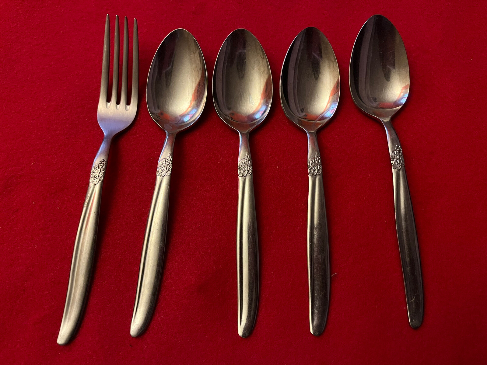 Vtg Montgomery Ward Grape Place/Oval Soup Spoons and dinner Fork • Lot of 5