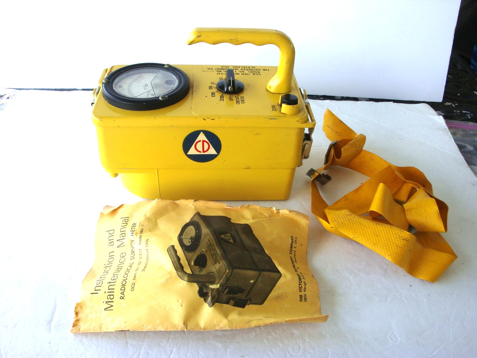 1964 Civil Defense Victoreen Geiger Counter Radiation Detector Model 1  CDV-717