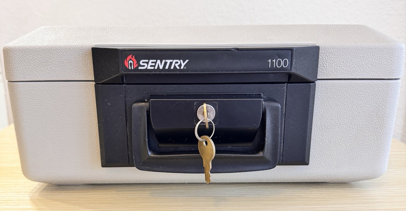 Sentry 1100 Fire Resistant Portable Safe 14" x 9.5" X 6” X 2.5" dept 2 Keys