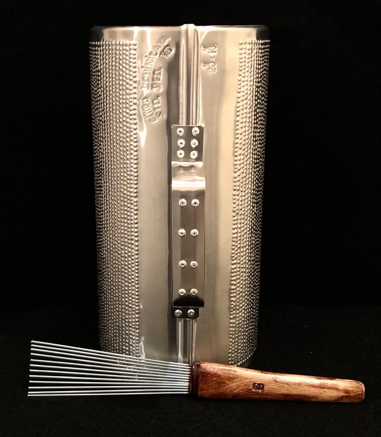 GUIRA PROFESIONAL DOMINICANA 20”X 13”  CON SU GANCHO INCLUIDO