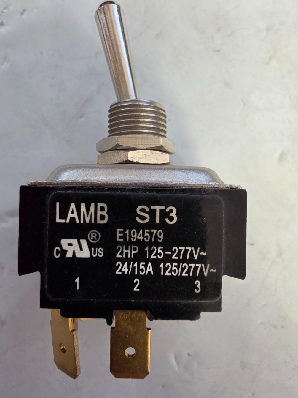 E-Switch ST34RE00 is a high-current, heavy-duty toggle switch