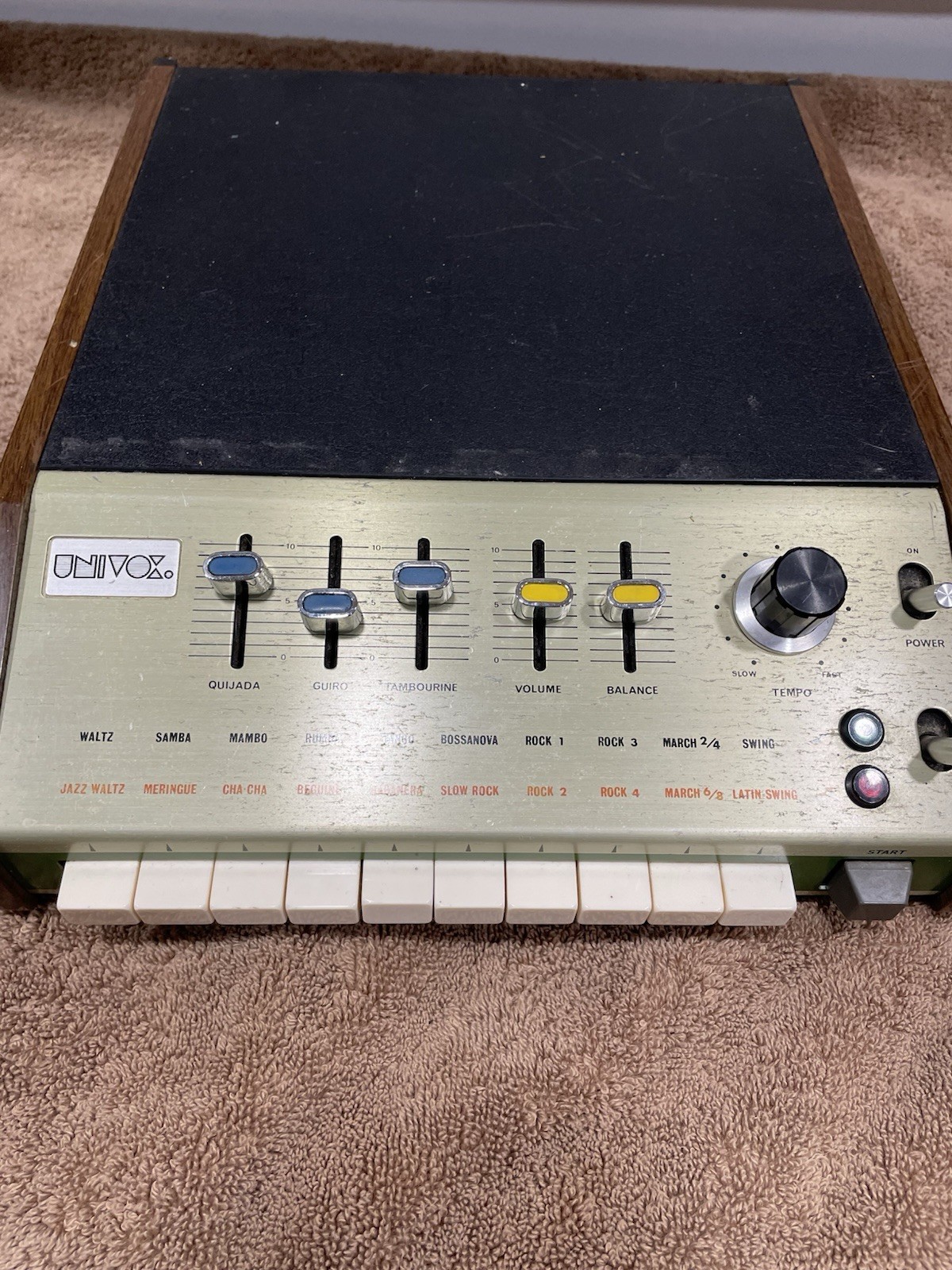 Unívox SR-95 Vintage Analog Drum Machine