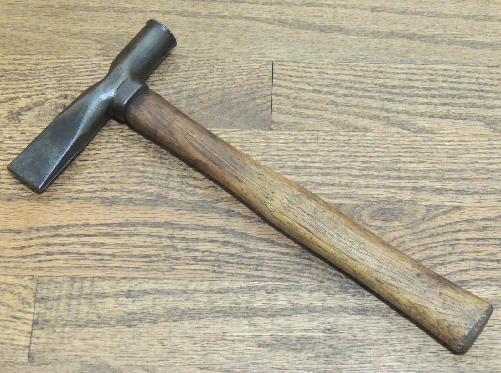UNCOMMON TYPE ATLAS "TOMAHAWK" TROY, MICH. CHIPPING HAMMER w/ORIGINAL HANDLE