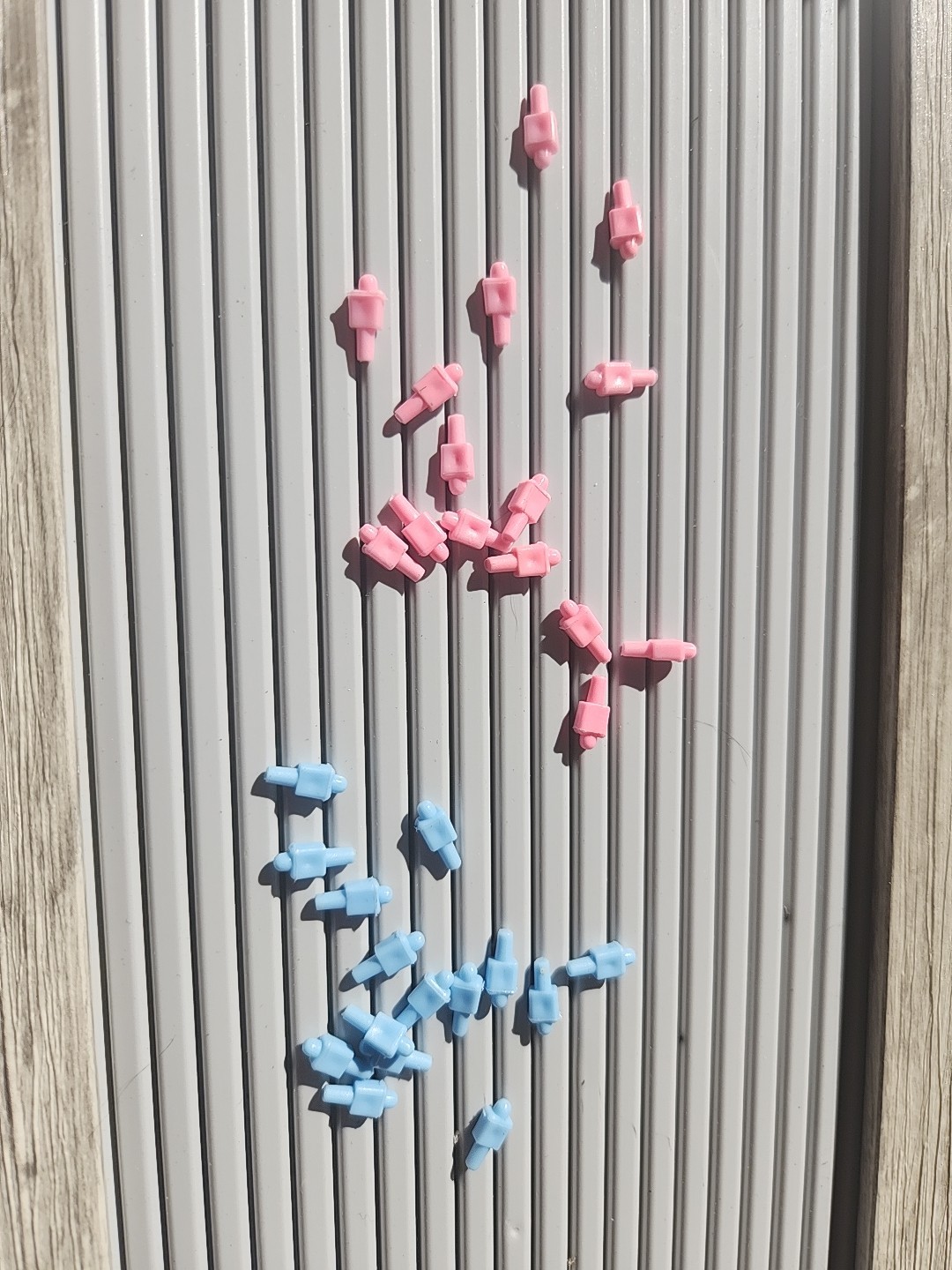 The Game Of Life Game Replacement Parts & Pieces  15 Pink & 15 Blue Pegs