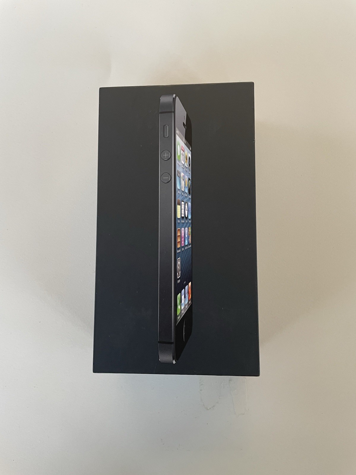 Apple Iphone 64 GB Box With Earbuds And Power Charger