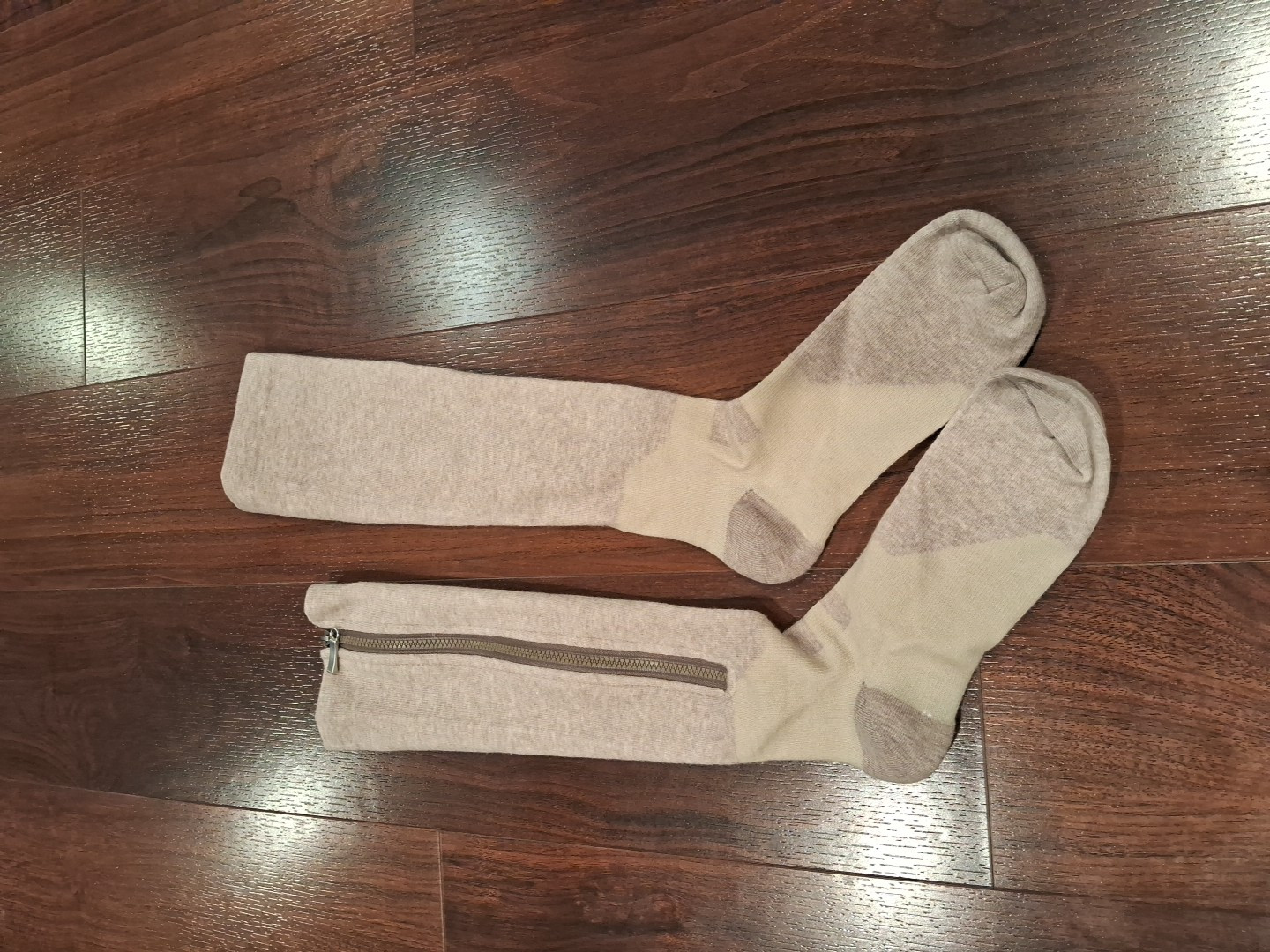 NEW (Open Pkg) Closed Toe Compression Socks Hammacher Schlemmer Easy On Medium
