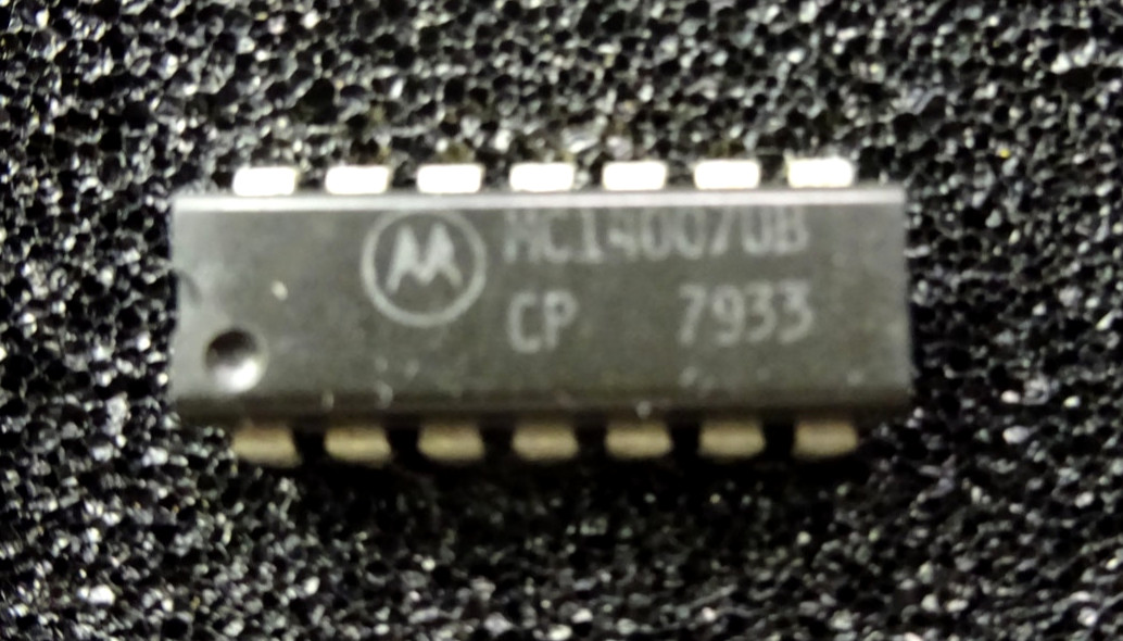 MC14007UB Motorola Inverter 3-Func1-Input CMOS PDIP14, Integrated Circuit