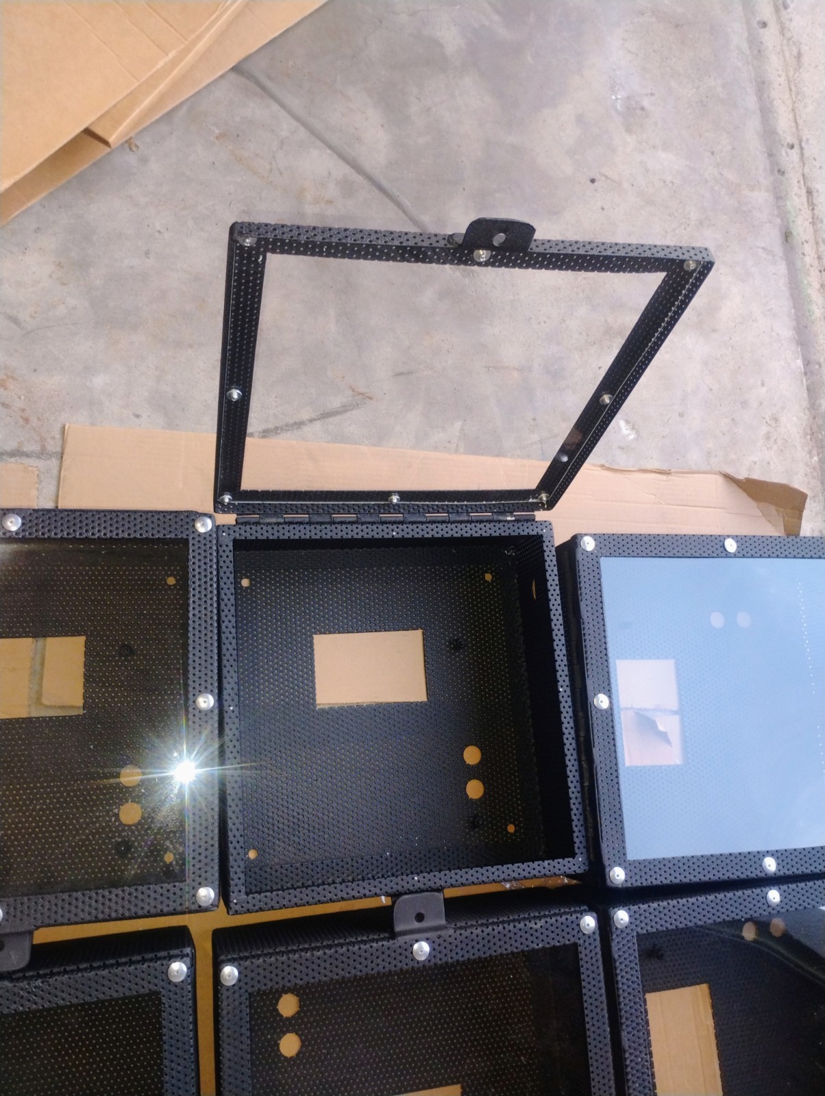 30 Lot Vented Wall Mount Lockable Metal Glass Case Enclosure 14x 14x 5.5"