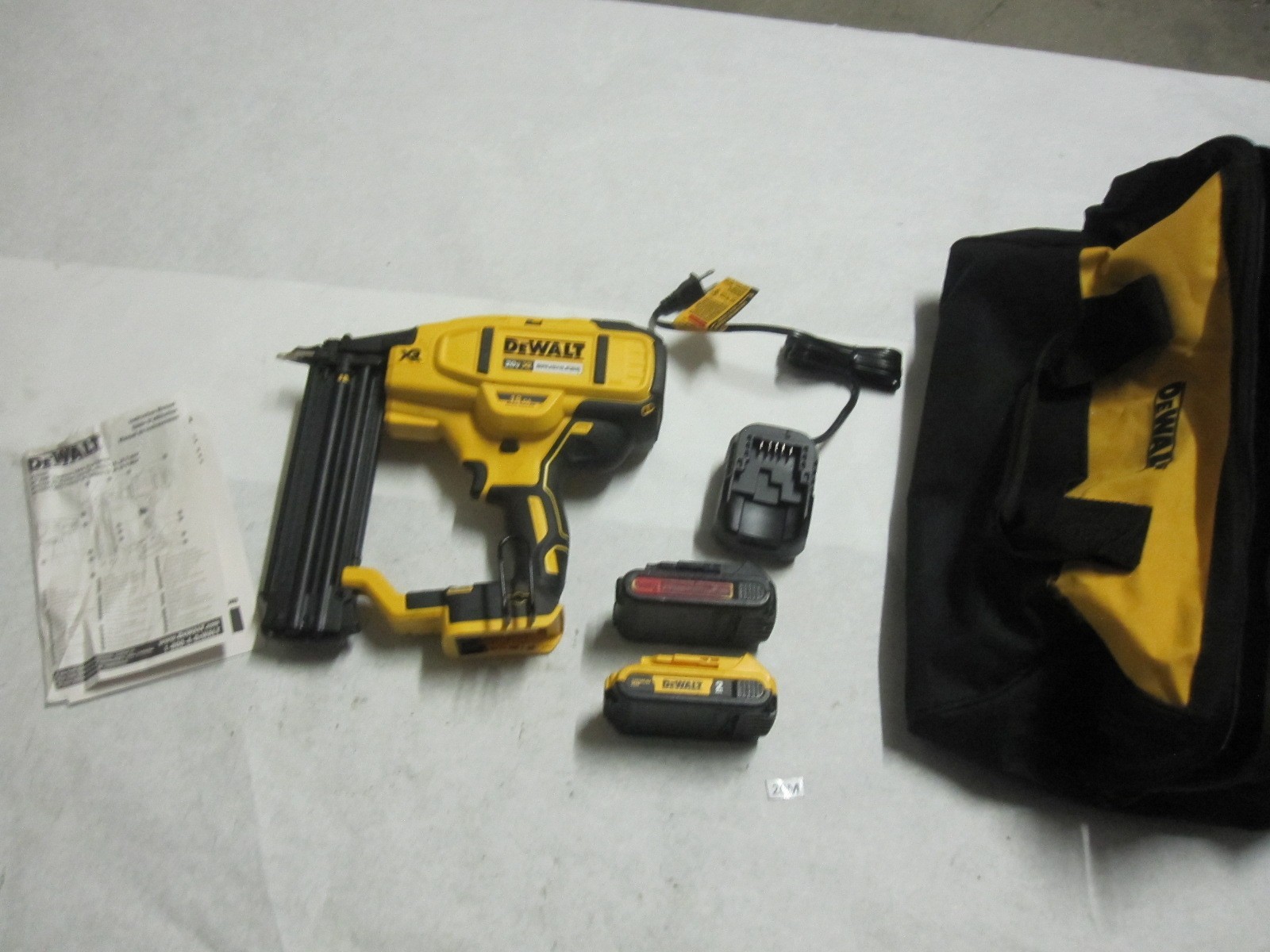 DEWALT DCN650D1 MAX XR Lithium-Ion 2-1/8"  15 Gauge Cordless Brad Nailer Kit
