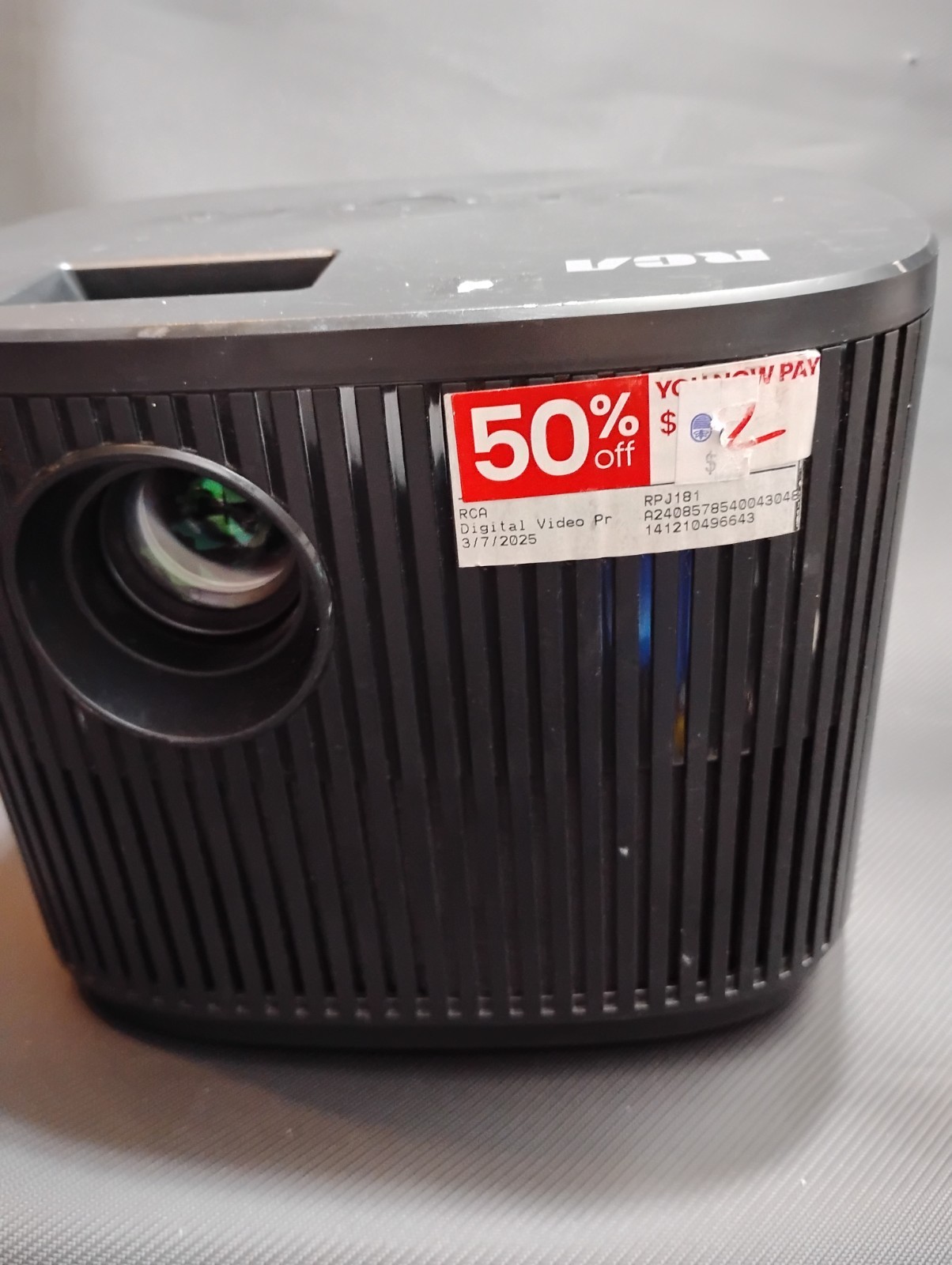 RCA RPJ185 Projector with charger