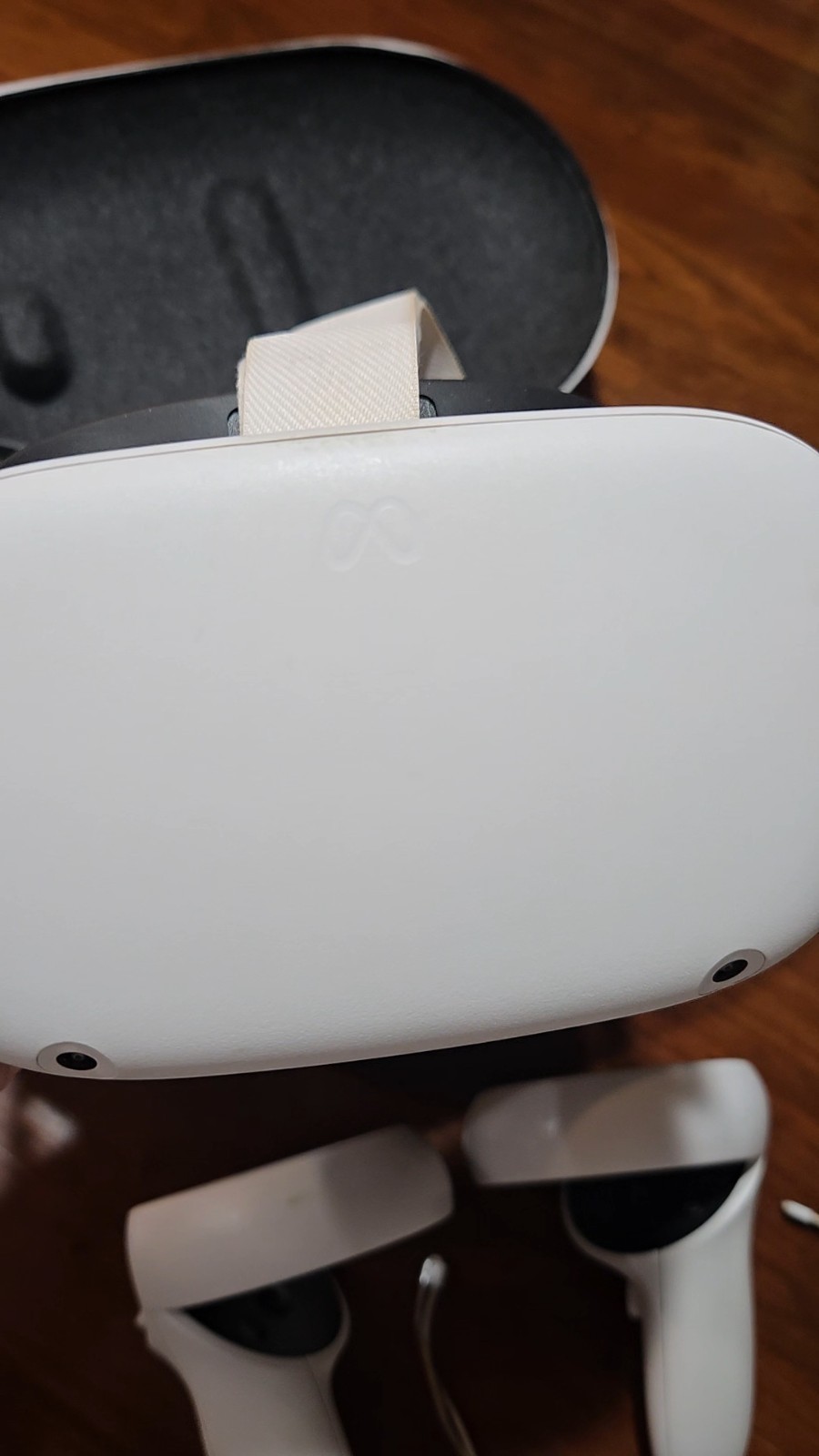 Meta Quest 2 Standalone VR Headset 90Hz White w/ Touch Controllers Case
