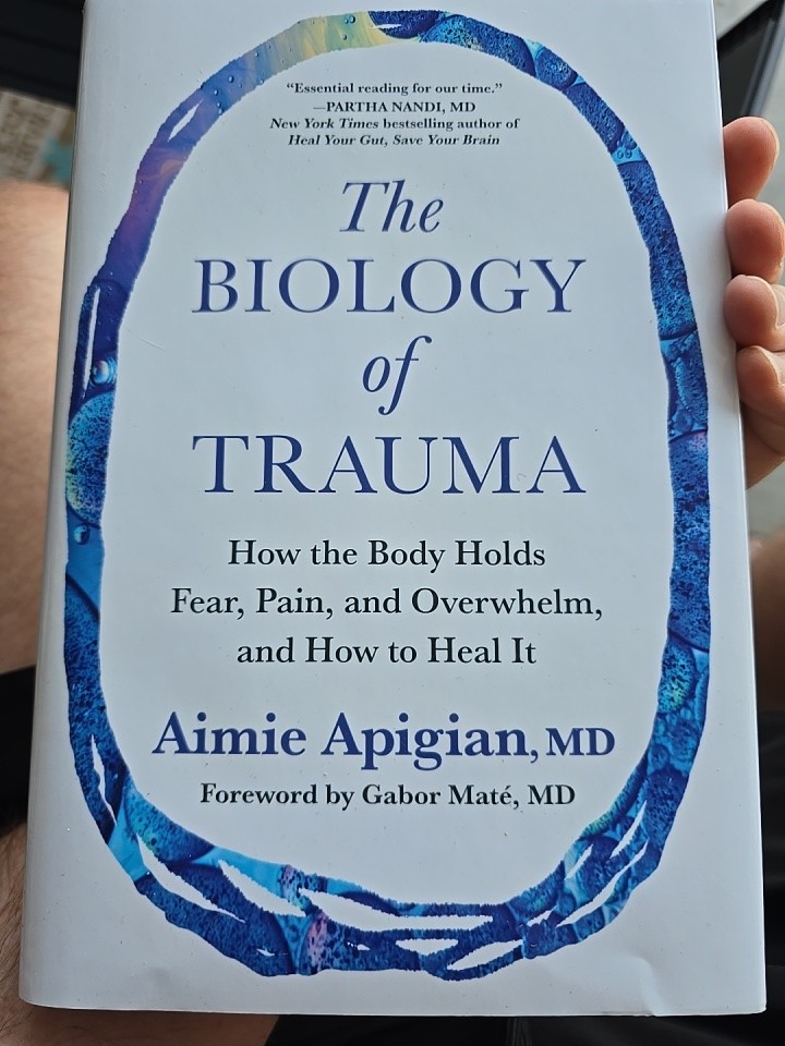 The Biology of Trauma: How the Body H..., Aimie Apigian