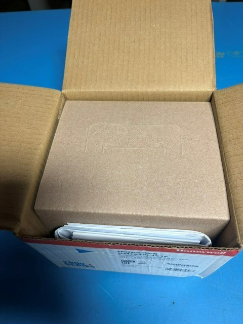 Honeywell Automatic Programming Control. RM7840L1018. New in box!!