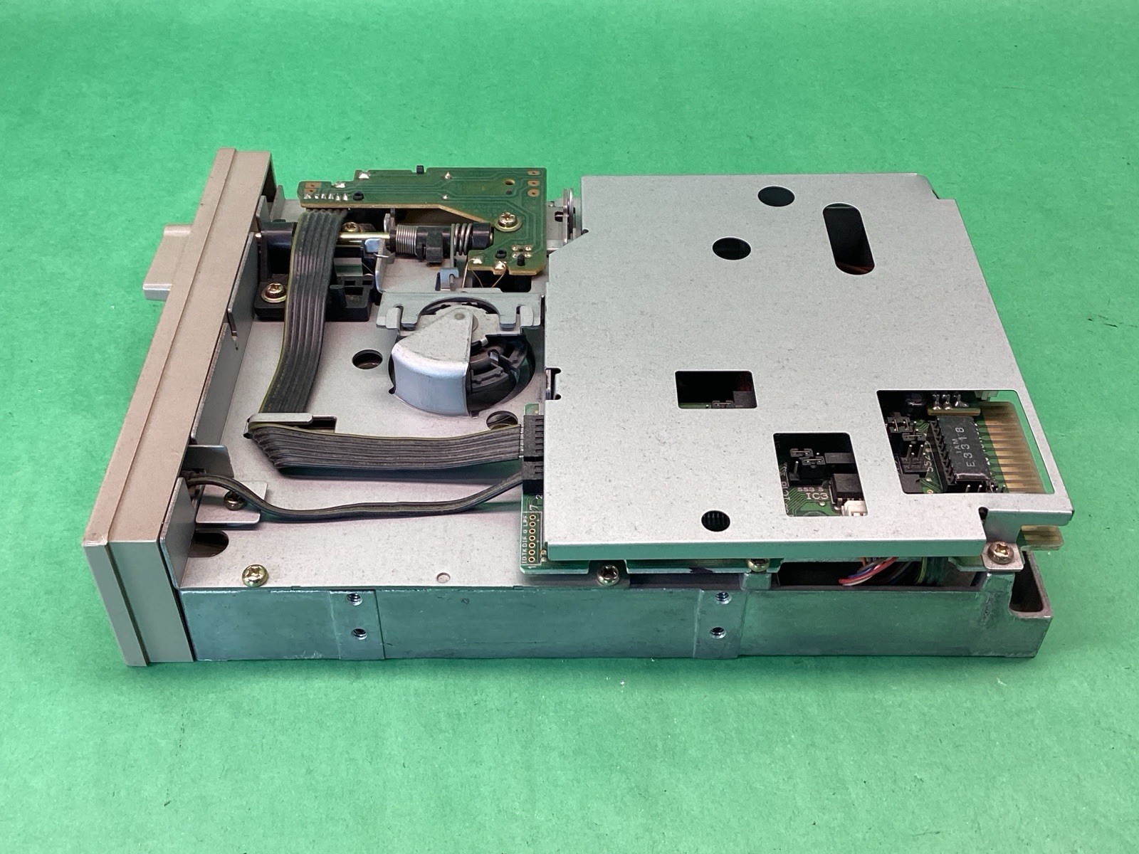 Epson SD-600 Tan 5.25” Floppy Internal PC Green LED Disk Drive - UNTESTED