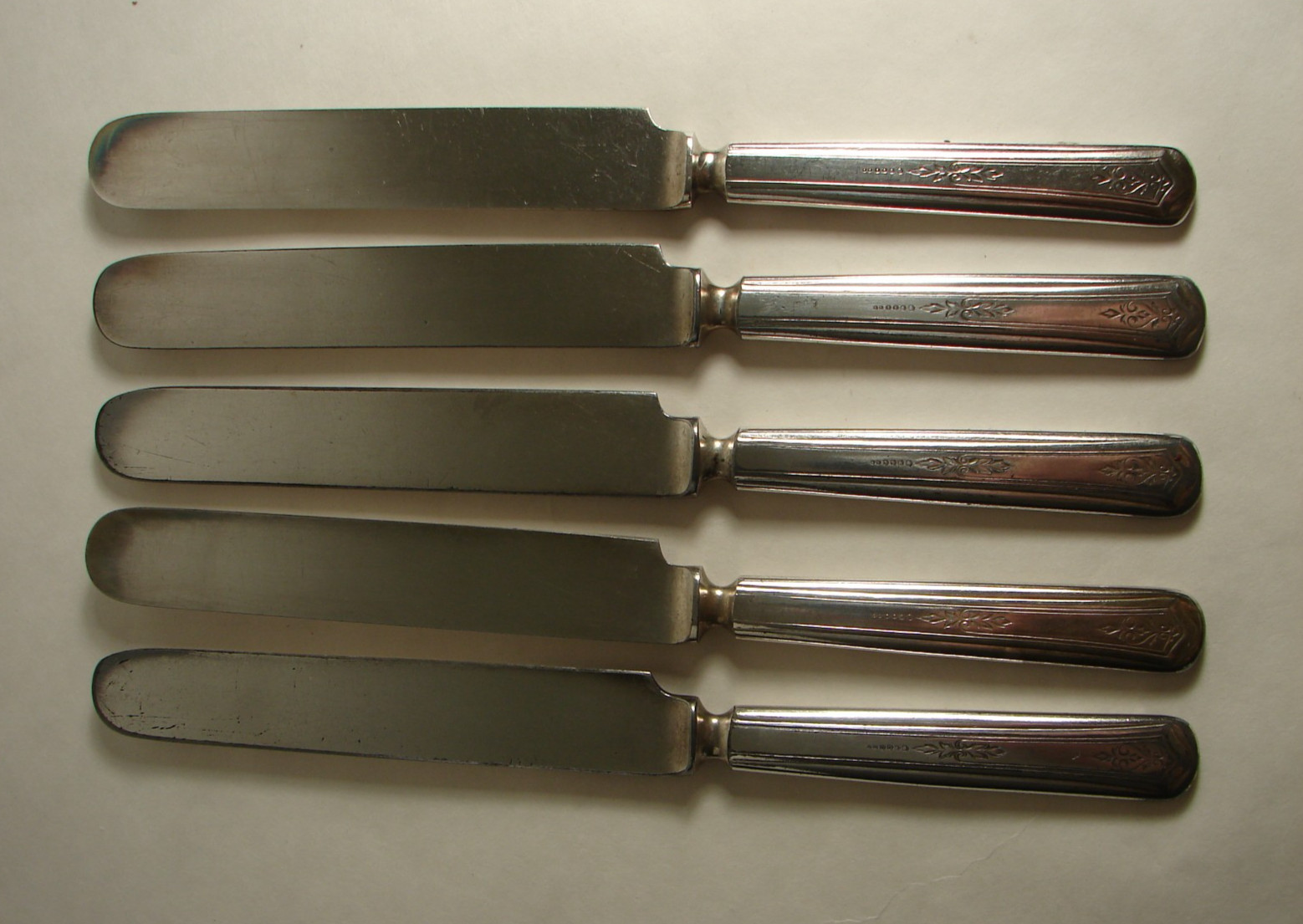 Antique Wm A Rogers Warranted 12 Dwt Essex-Ferncliff 5 Silverplate Blunt Knives