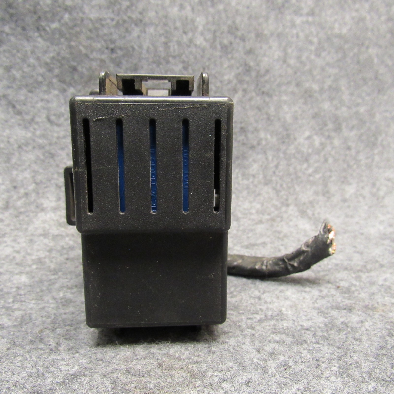 1999 Lincoln Navigator Underhood Relay Block w/ 2 Relays OEM 21737