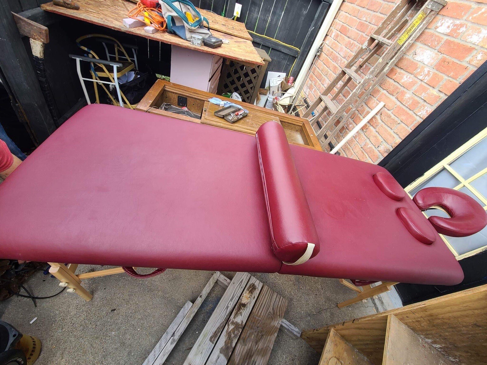 massage table
