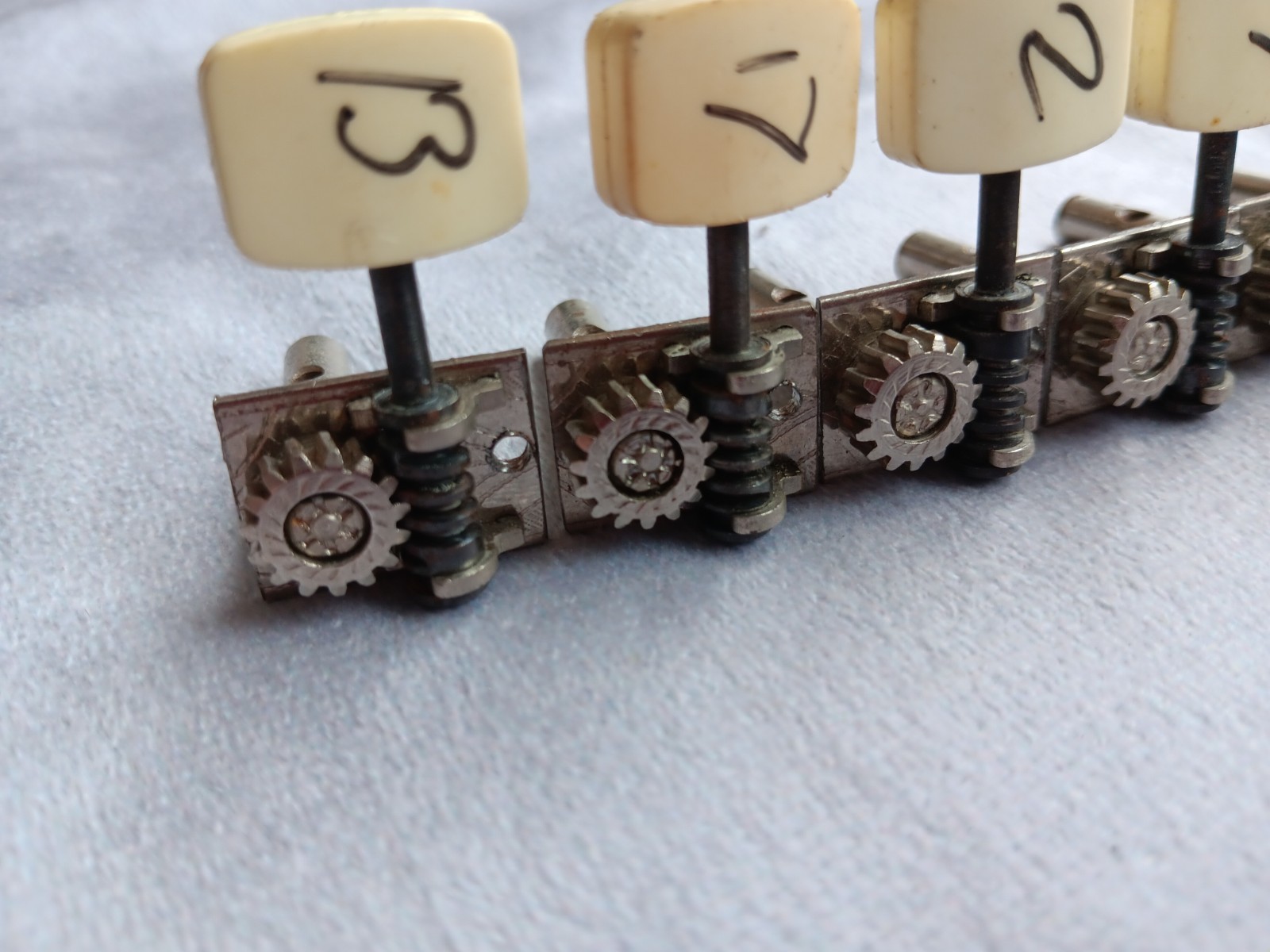 VINTAGE GUITAR PARTS 6 in line Guitar TUNING MACHINE Heads, fair condition.