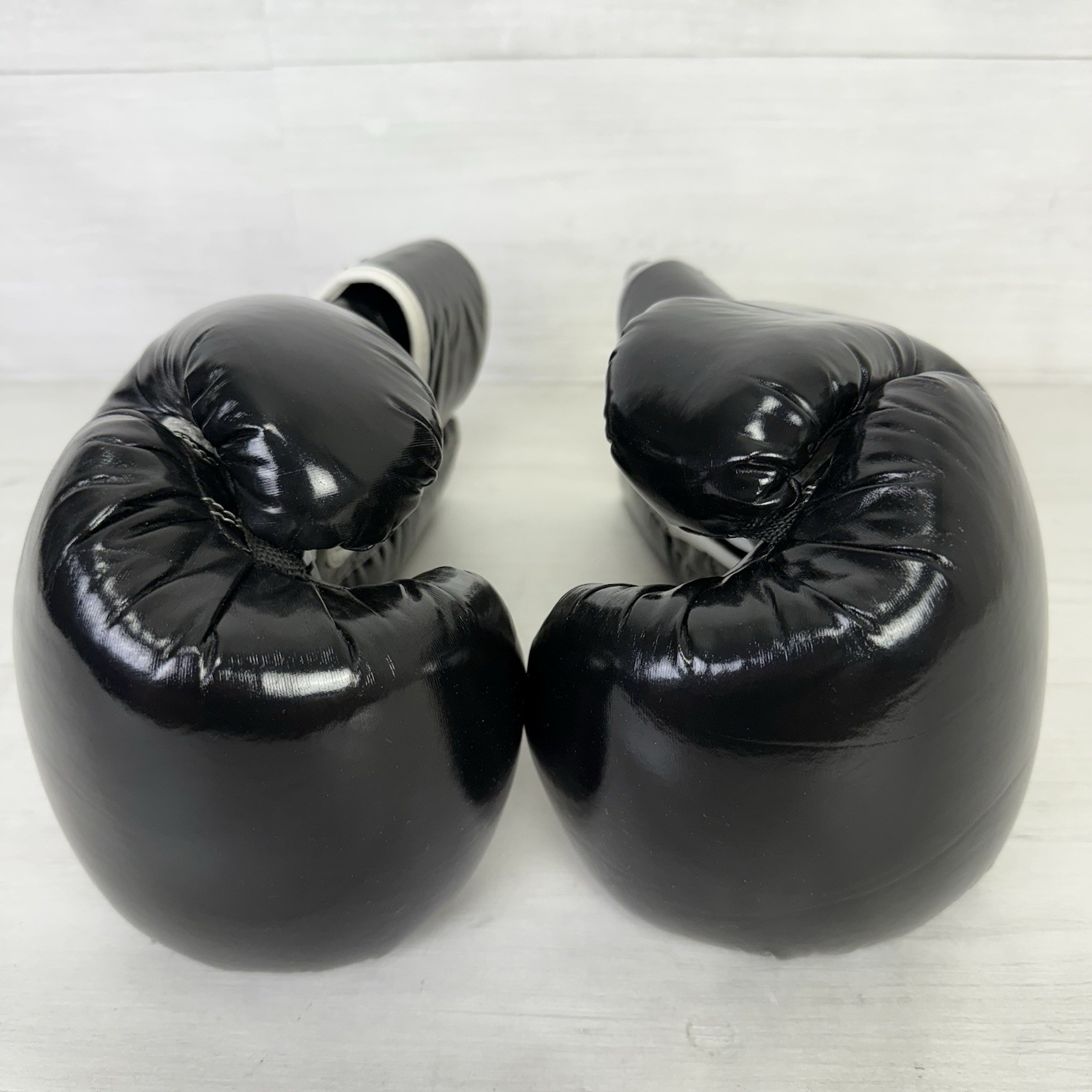 Title Boxing Gloves Black Size Medium 12oz Aerovent
