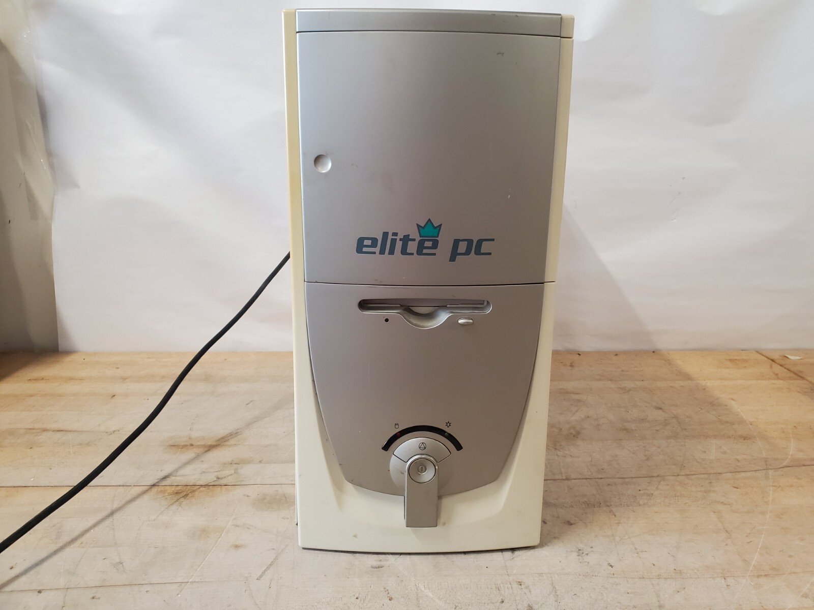 Vintage Elite PC Tower - Turns On