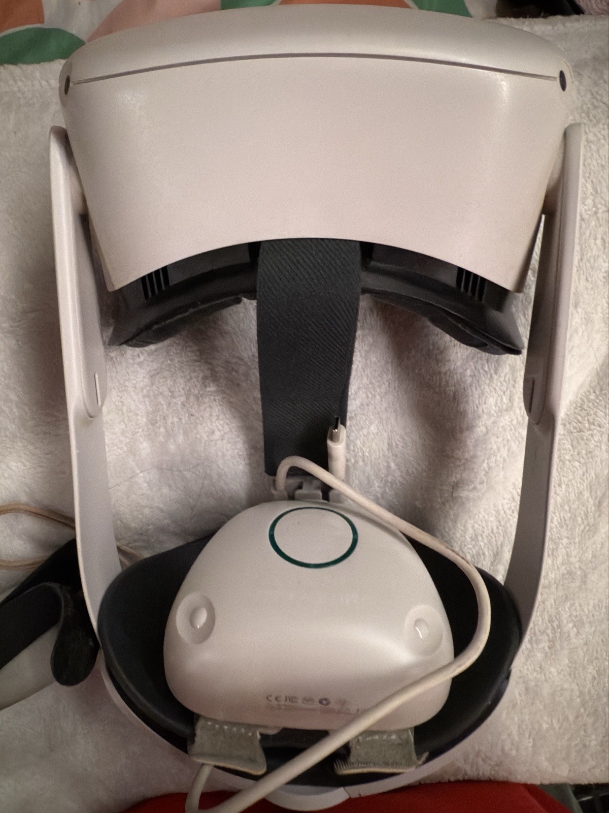 Oculus Quest 2 With Attachments (extra Battery Pack, Grips.)