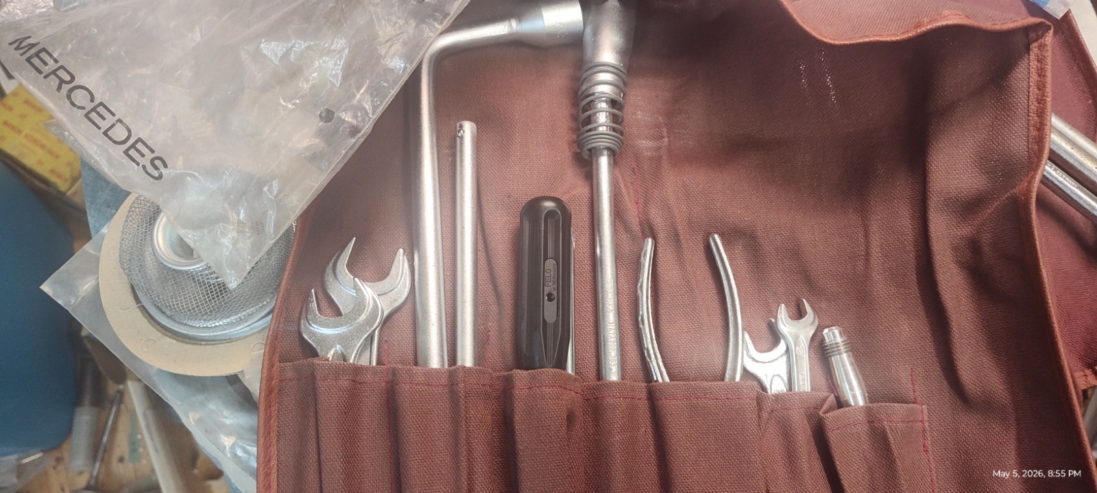Mercedes W126  Mint NOS Condition Tool Kit w/ Delivery Bag 420SE,500SE,560SEL