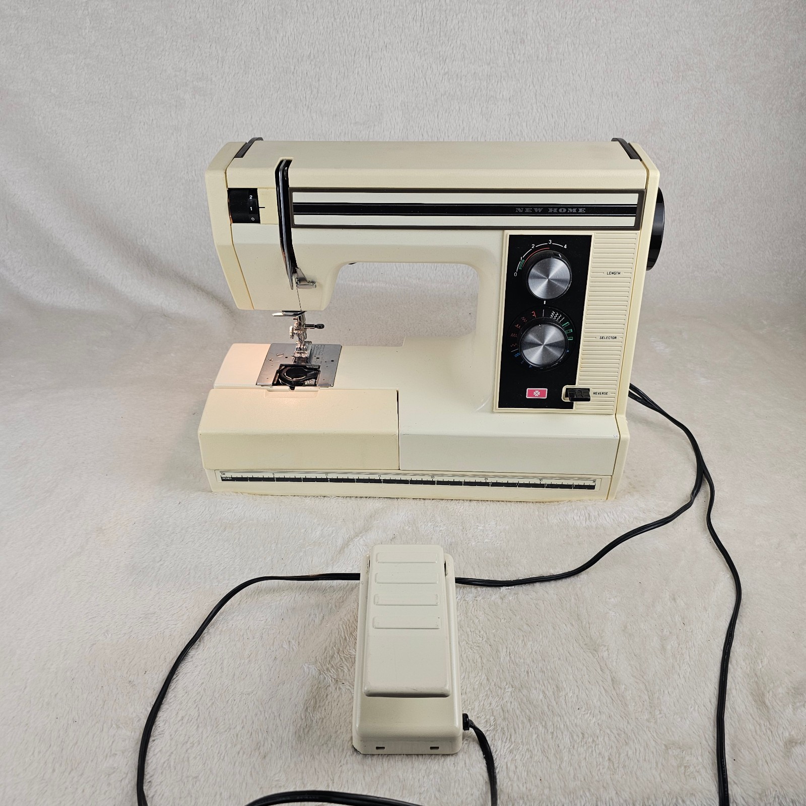 Janome New Home Sewing Machine Model SD2014 with Pedal - Tested