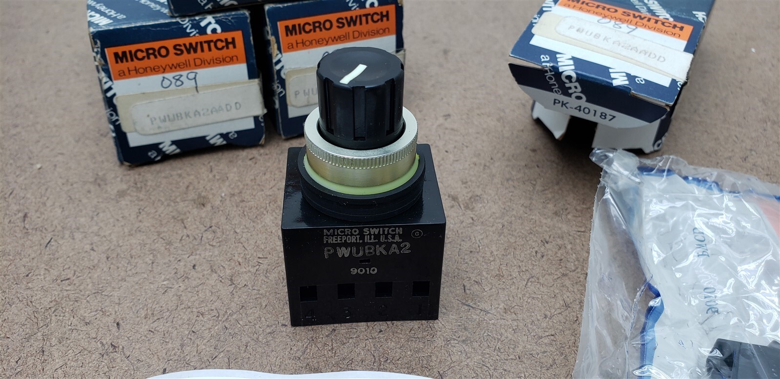 QTY (1) Honeywell MicroSwitch PWUBKA2AADD 2 Position Selector Switch NIB OS