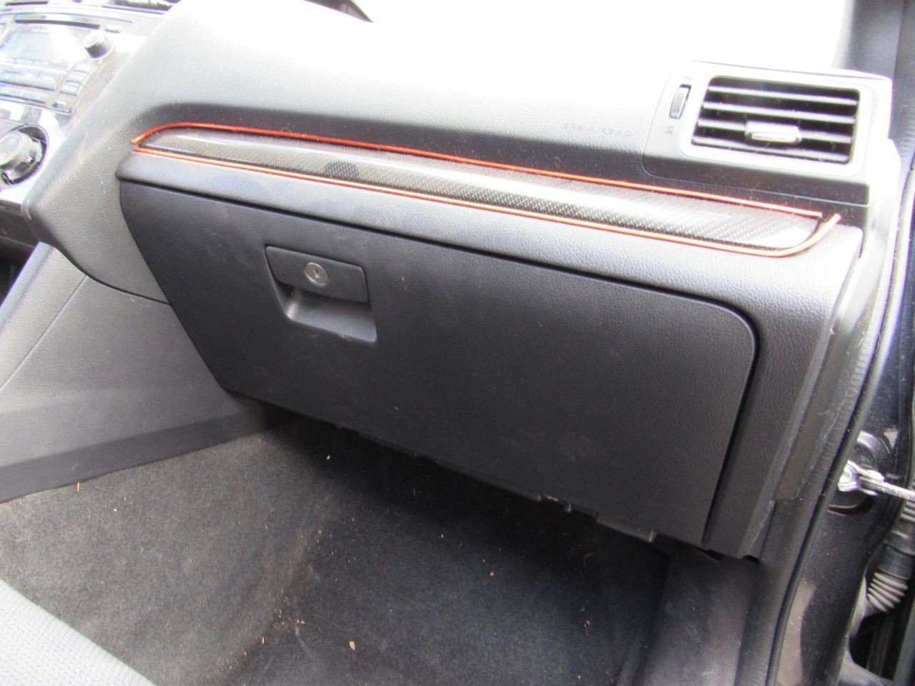 V60       2015 Glove Box 1003978