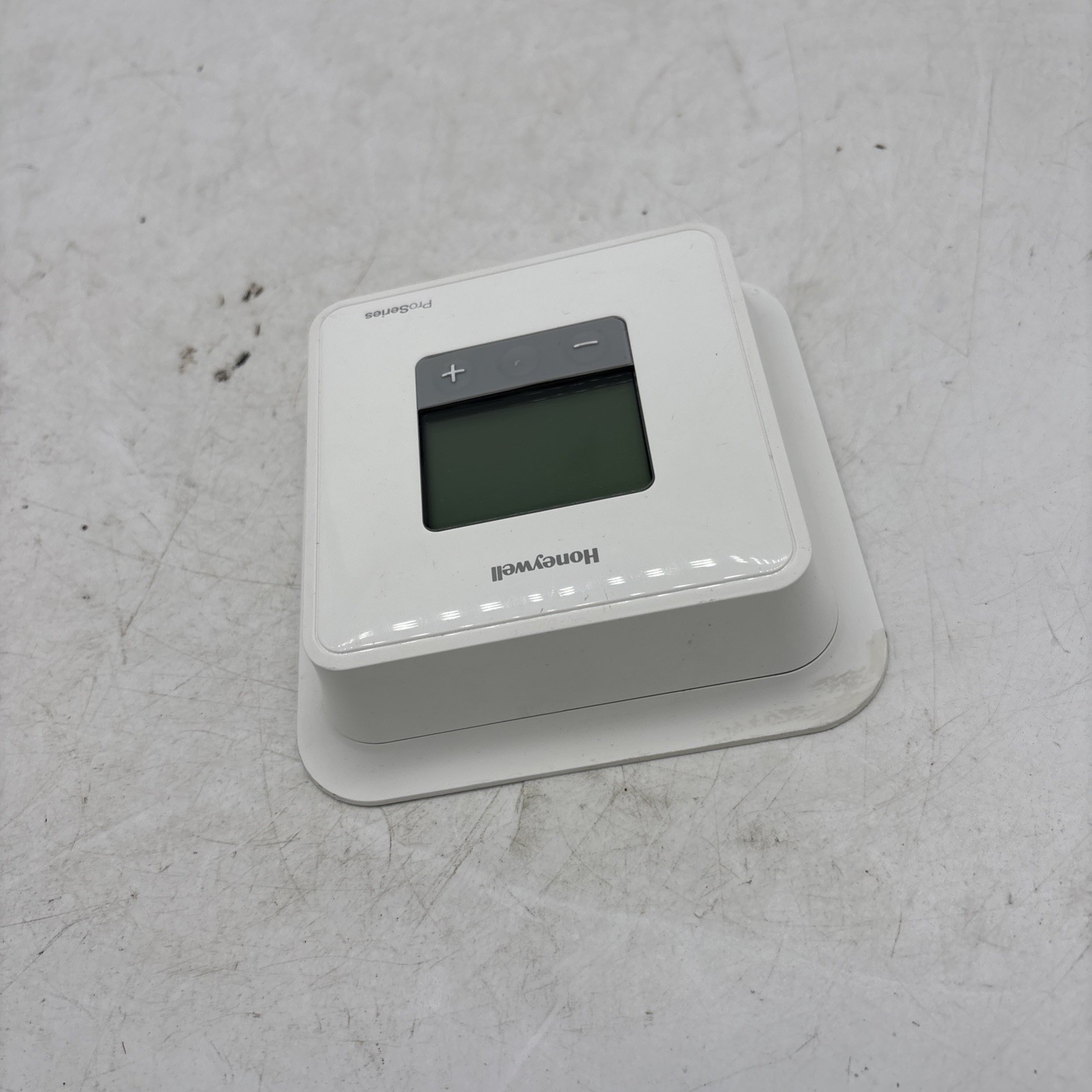 Honeywell TH1110D2009 Thermostat With Mounting Plate