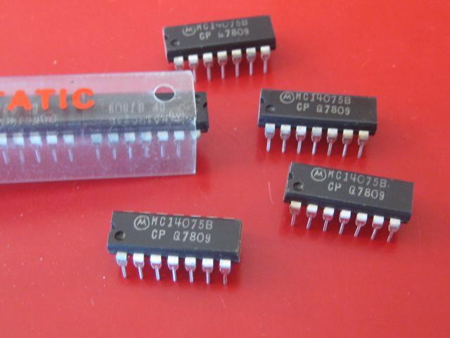 MOTOROLA MC14075B TRIPLE 3 INPUT OR GATE 14 DIP PACKAGE ** NEW ** ( 5  PCS )