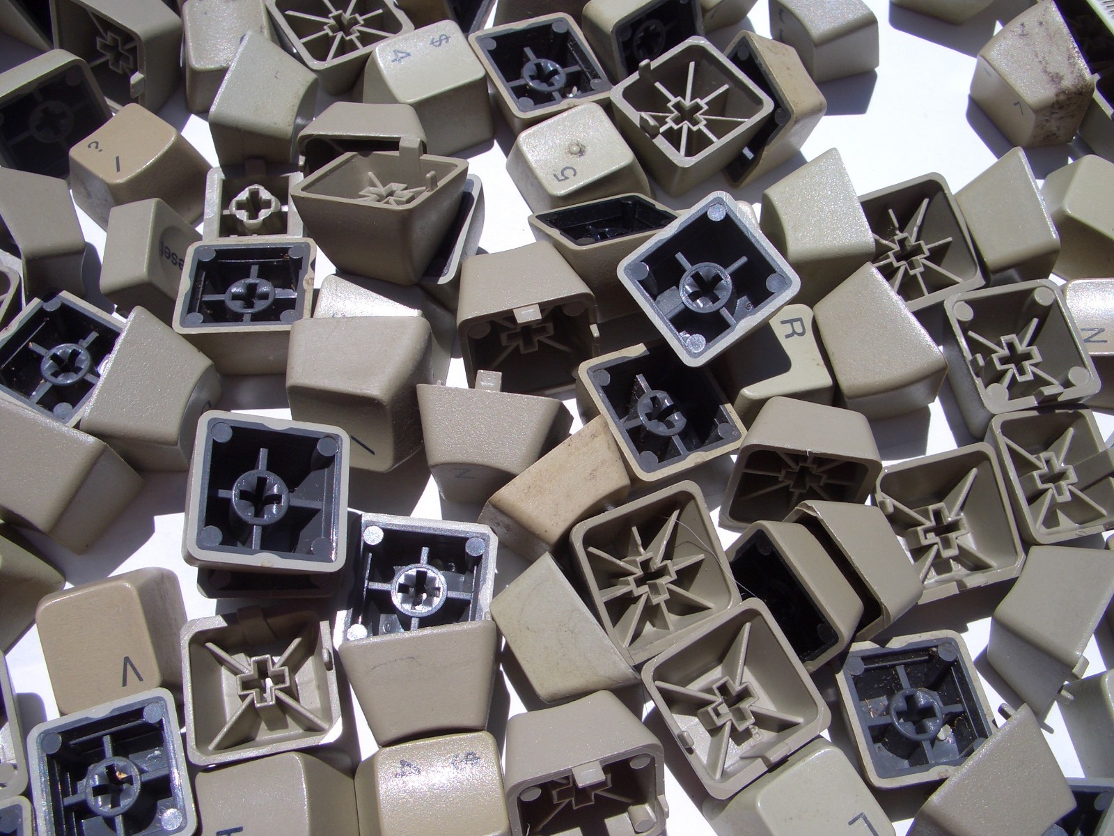 LOT-OF-10  APPLE  IIe  "LOW-DEMAND"  KEYCAPS:    $11.33 lot of 10,  & $5.25  s/h