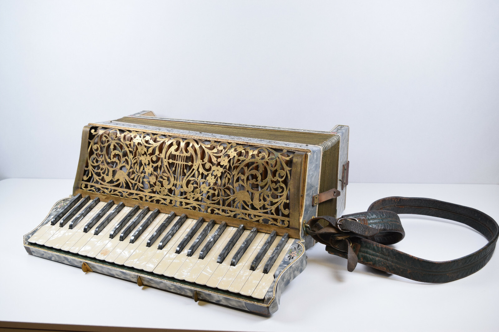 Vintage 41 Key Boehm De Luxe Model Boehm Buffalo NY Accordion W/Pearled Finish