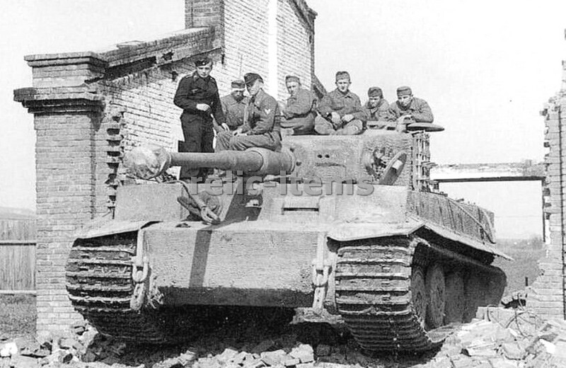 WW2 PICTURE PHOTO GERMAN TANK TIGER IN FRONT 6657