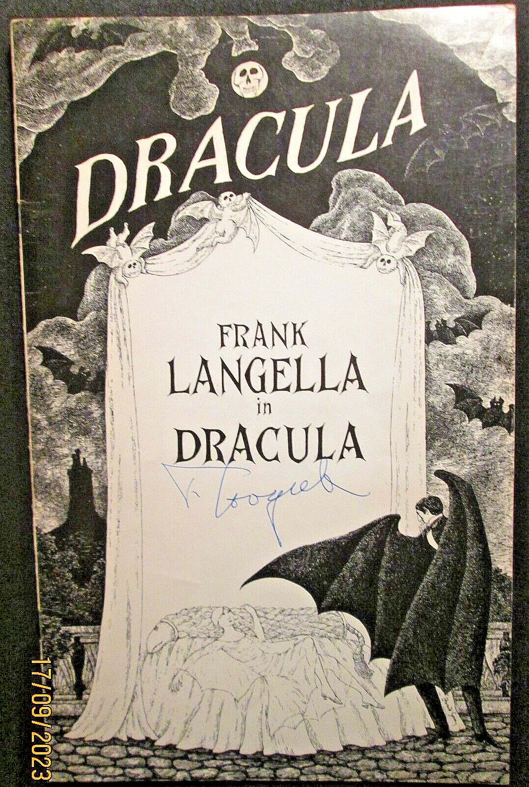 DRACULA: FRANK LANGELLA AS DRACULA   ( HAND SIGN STAGE PLAY BOOKLET)