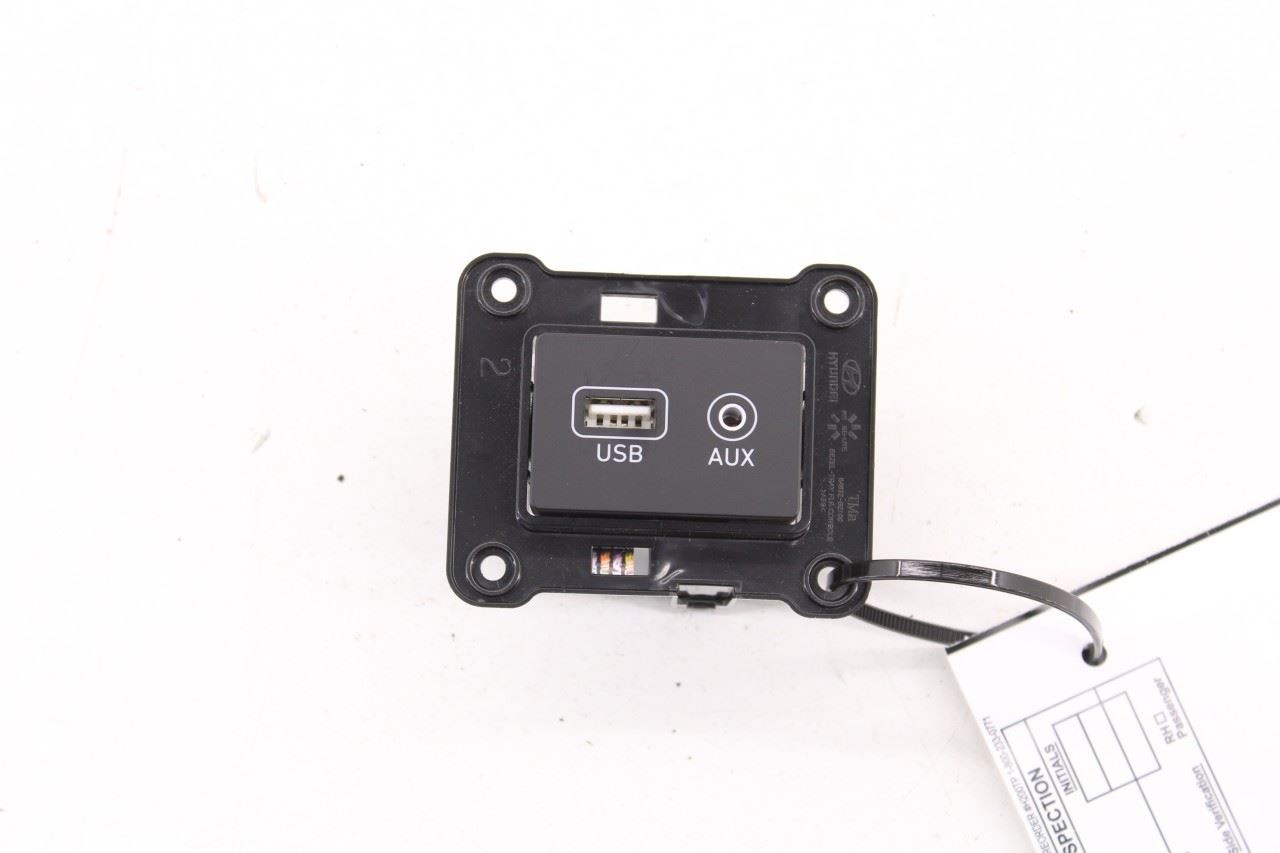 2019-20 Hyundai Santa Fe SEL Center Console USB Port AUX Jack Hub 96120-S1100-4X