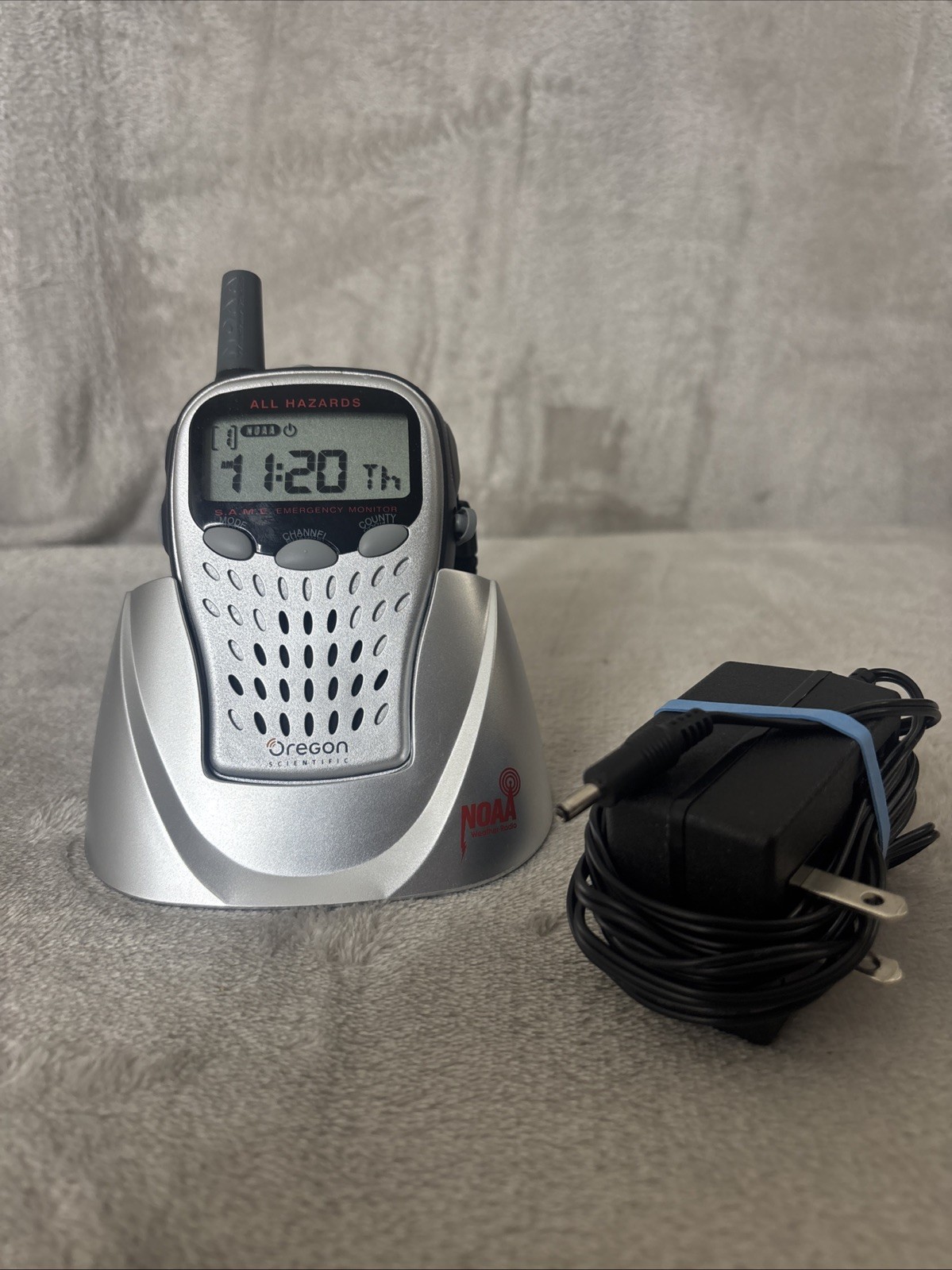 Oregon Scientific Emergency Portable NOAA Weather Radio WR601 With Cord + dock