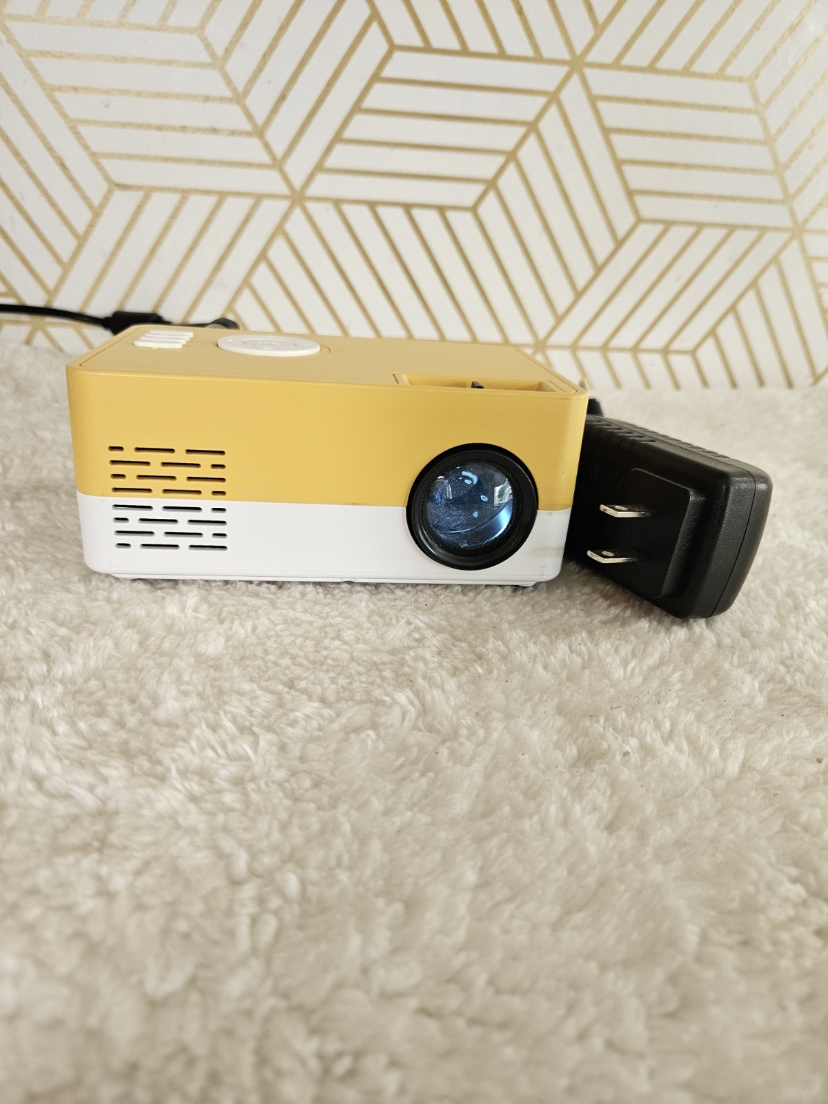 Mini 1080p high definition LED projector Smart Home Cinema Yellow White