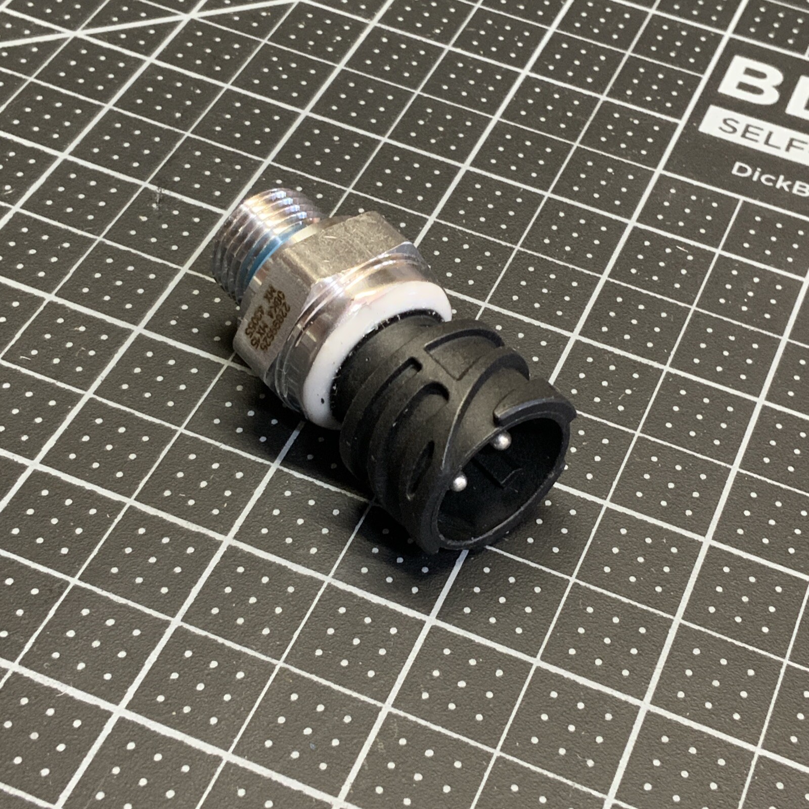 21634021 / 22899626 Genuine Volvo Fuel / Oil Pressure Sensor OEM - New